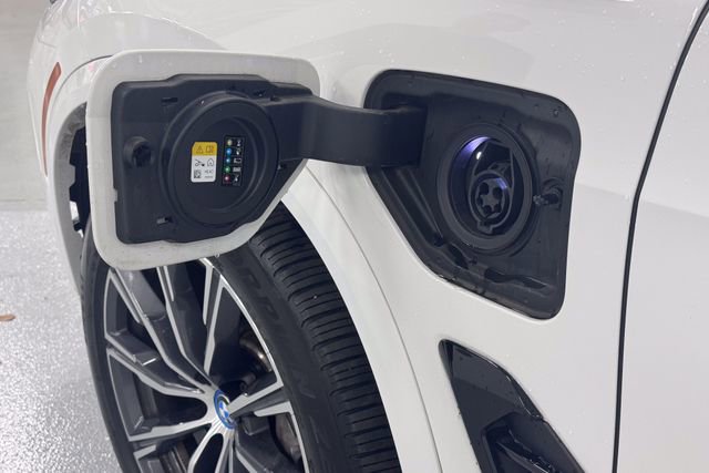 Used 2025 BMW X5 xDrive50e w/ M Sport Package image 12