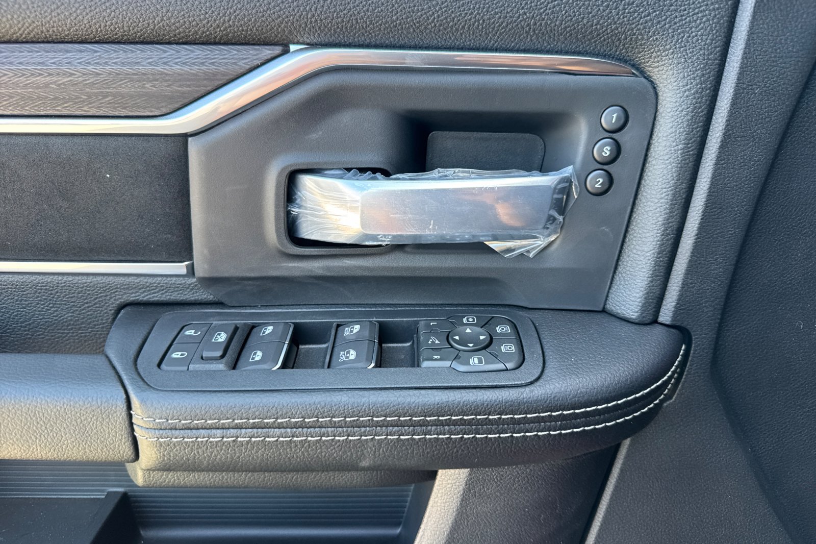 New 2026 RAM 2500 Laramie w/ Night Edition AWD/4WD image 10
