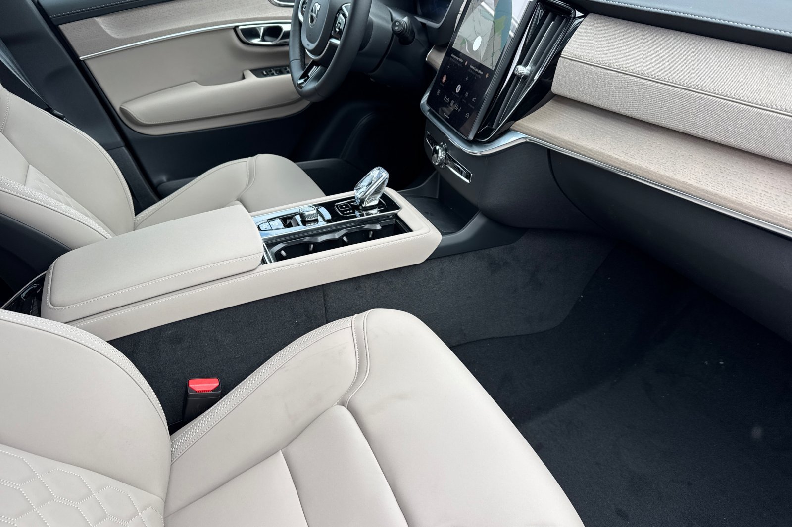 New 2026 Volvo XC90 B5 Plus w/ Protection Package AWD/4WD image 16