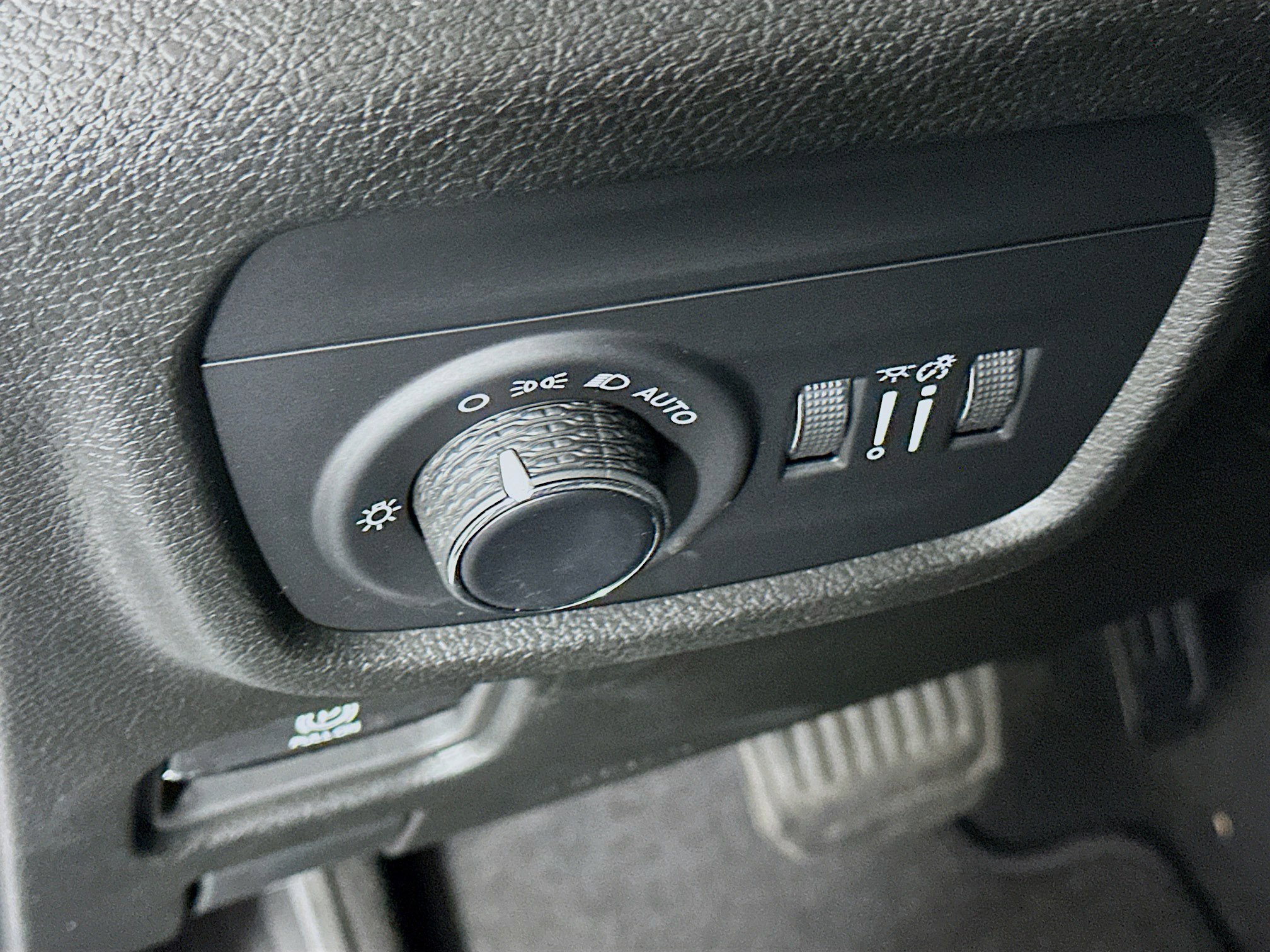 Used 2023 Jeep Grand Cherokee Laredo image 17