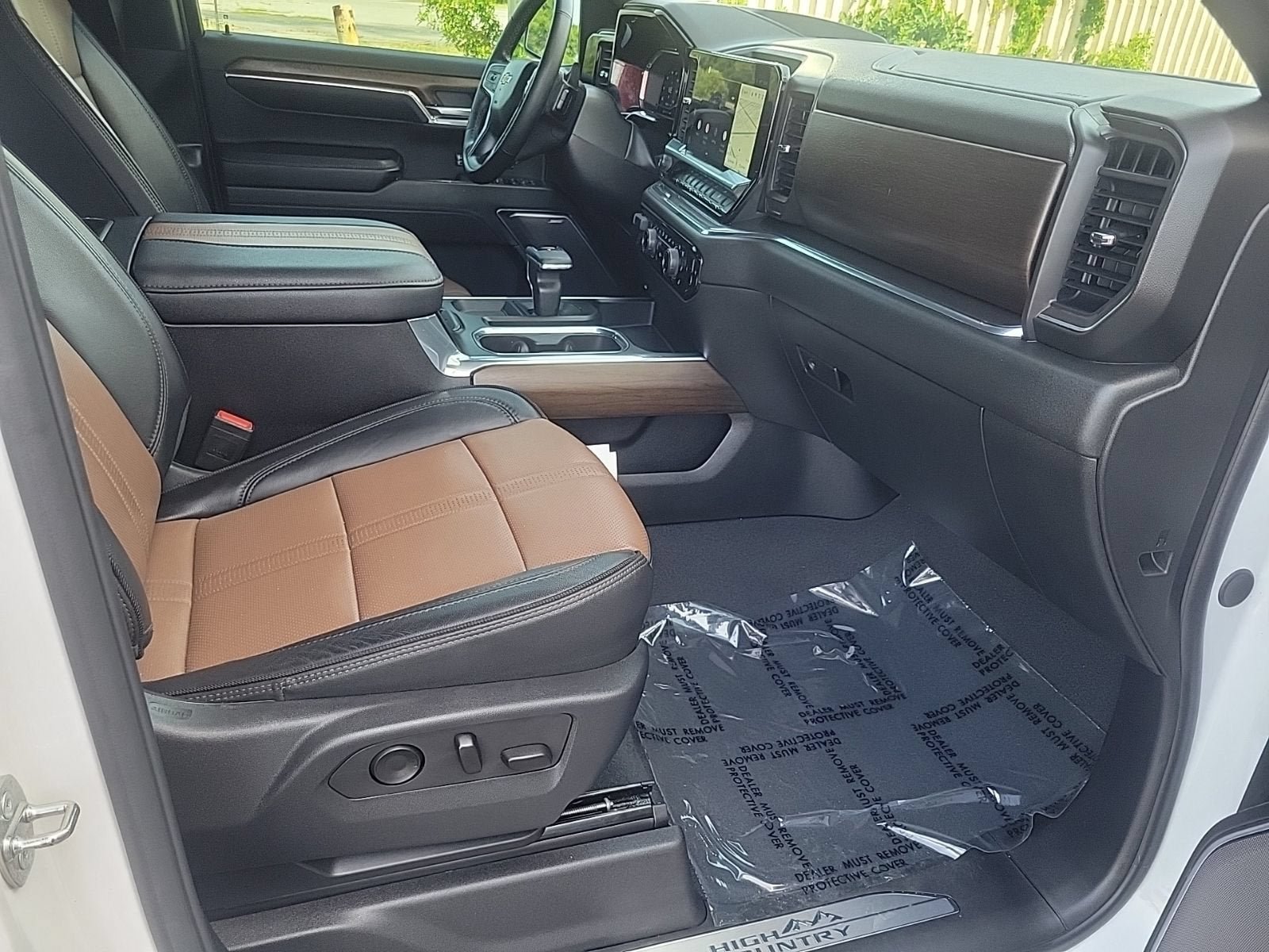 Used 2024 Chevrolet Silverado 1500 High Country w/ Technology Package AWD/4WD image 14