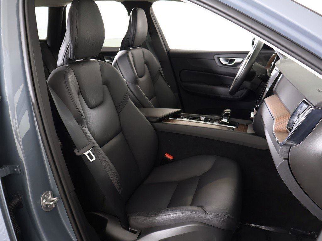 Used 2024 Volvo XC60 B5 Plus image 34