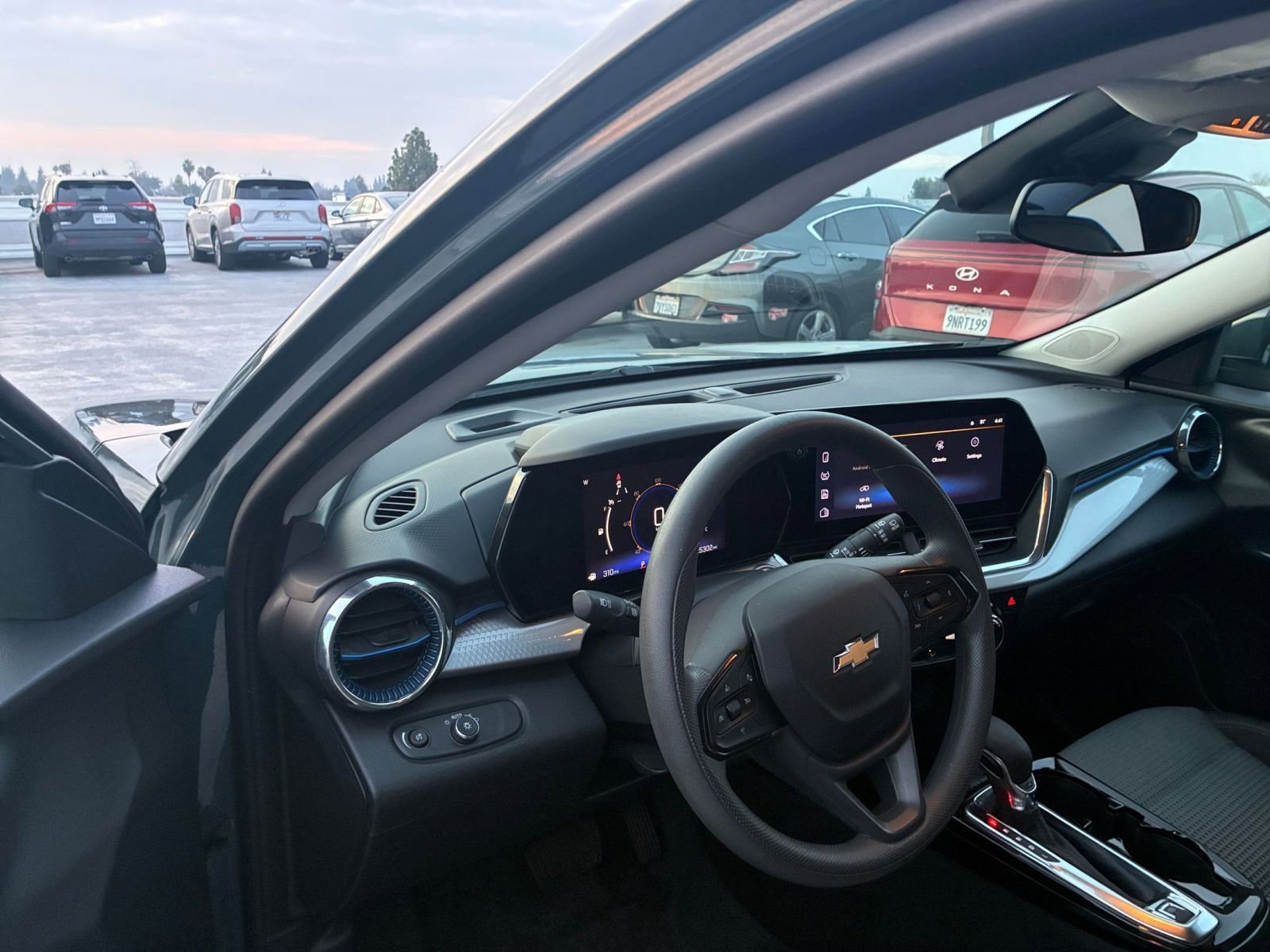 Used 2025 Chevrolet Trax LT image 32