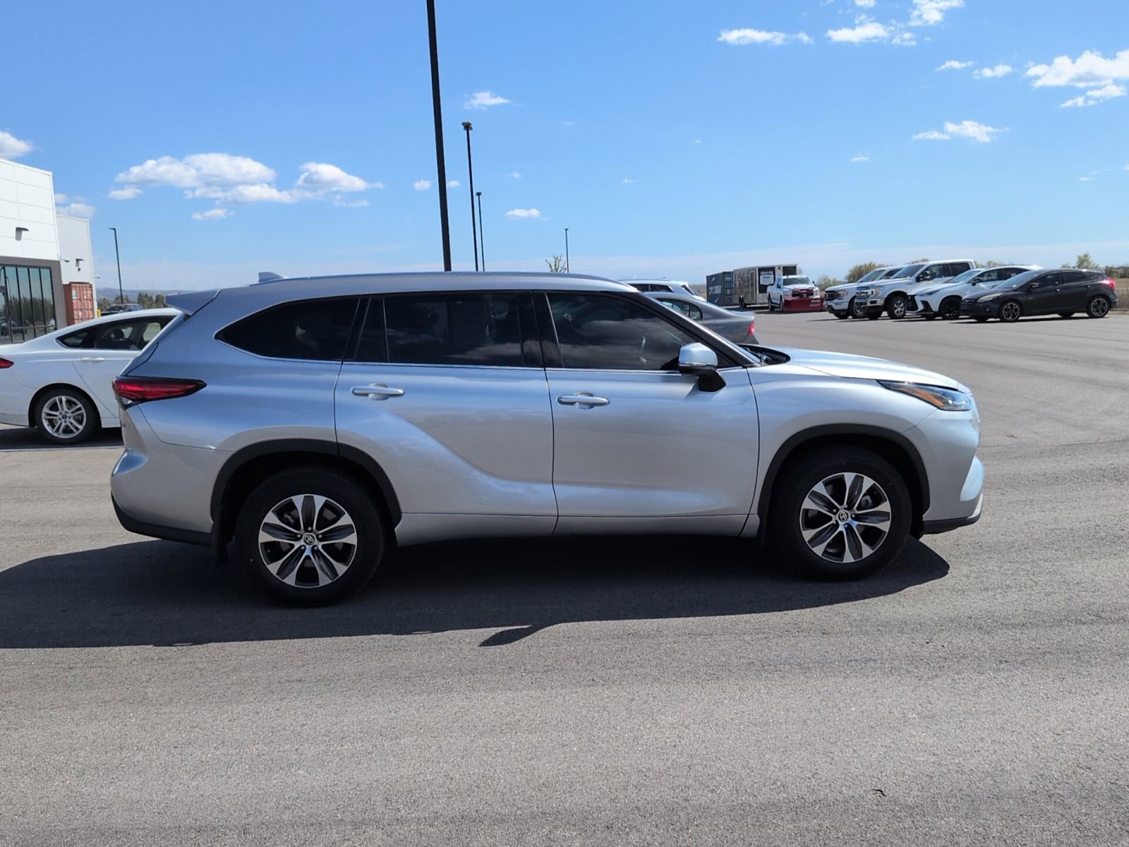 Used 2021 Toyota Highlander XLE AWD/4WD image 8