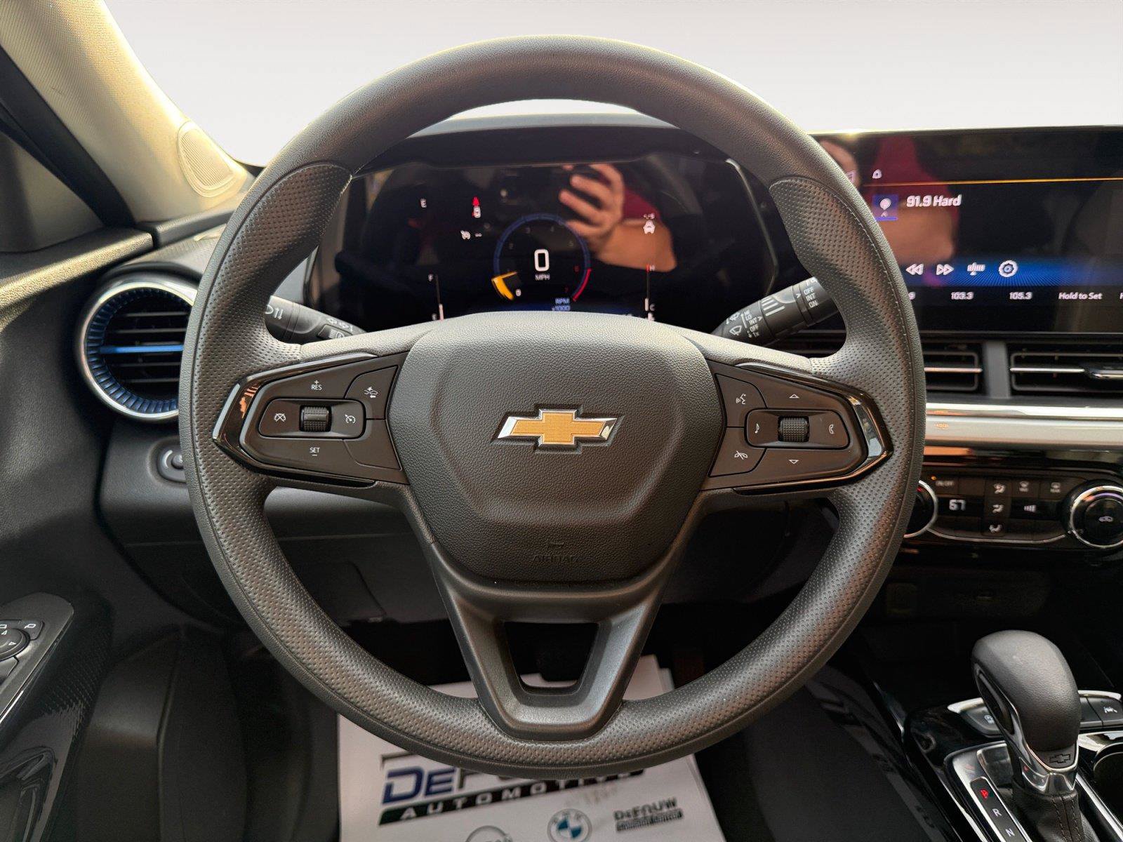 Used 2025 Chevrolet Trax LT FWD image 16