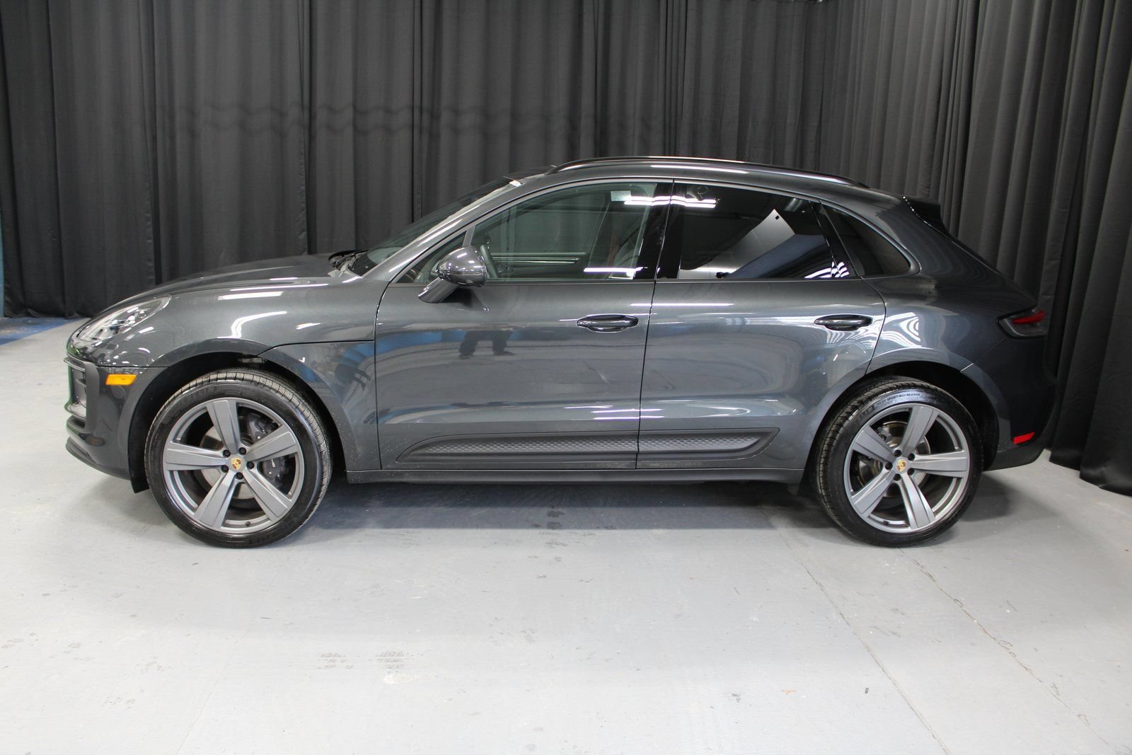 Certified 2025 Porsche Macan AWD/4WD image 2