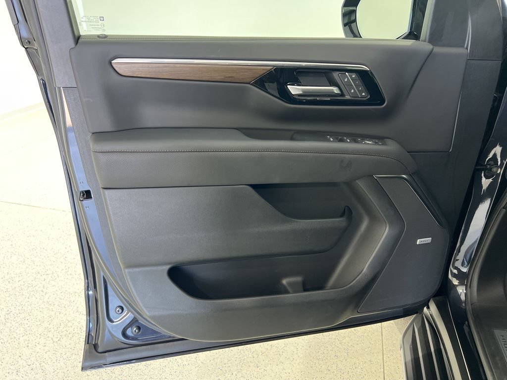 Used 2025 Chevrolet Tahoe High Country RWD image 21