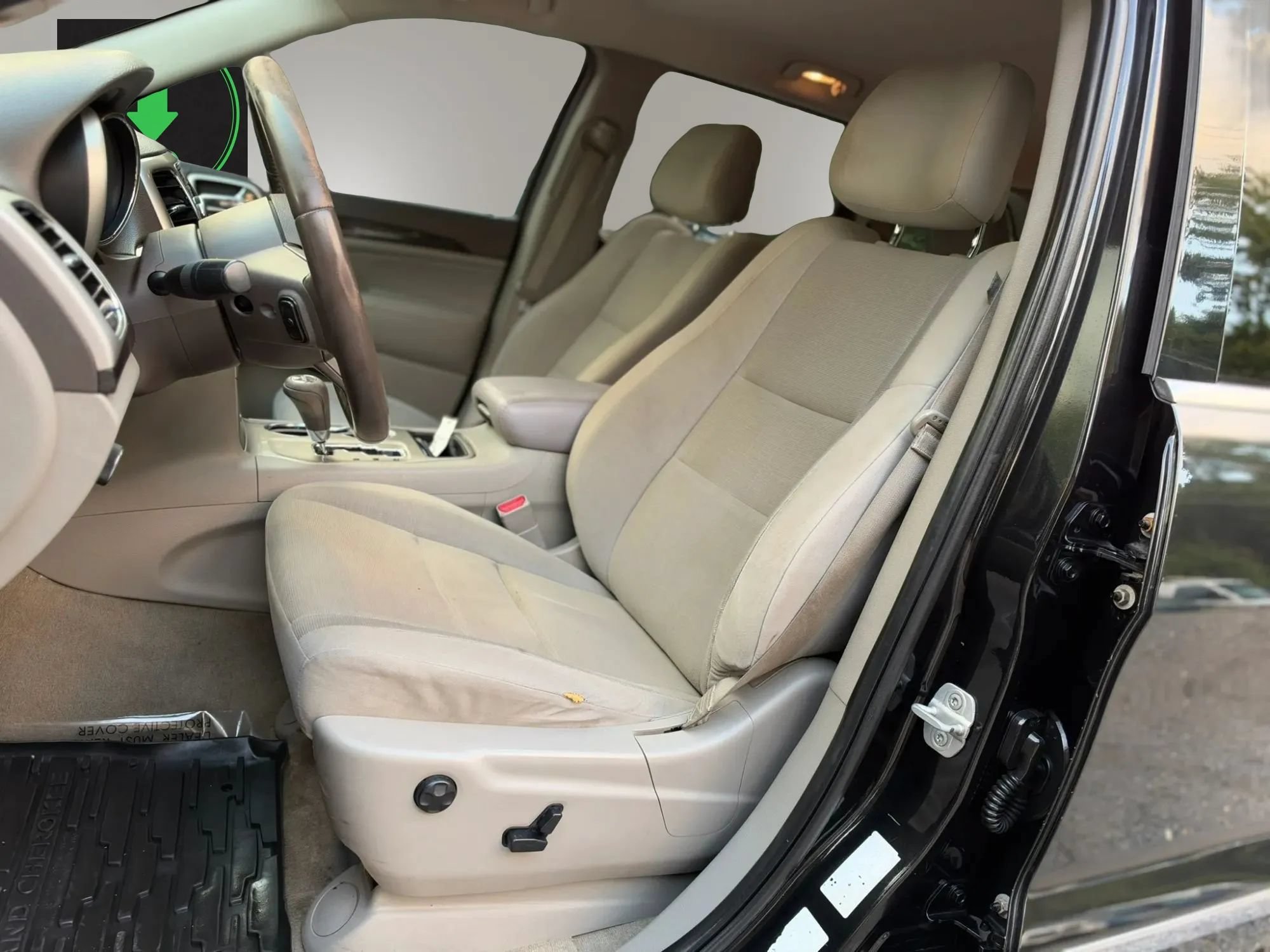 Used 2012 Jeep Grand Cherokee Laredo w/ Laredo E Group AWD/4WD image 13