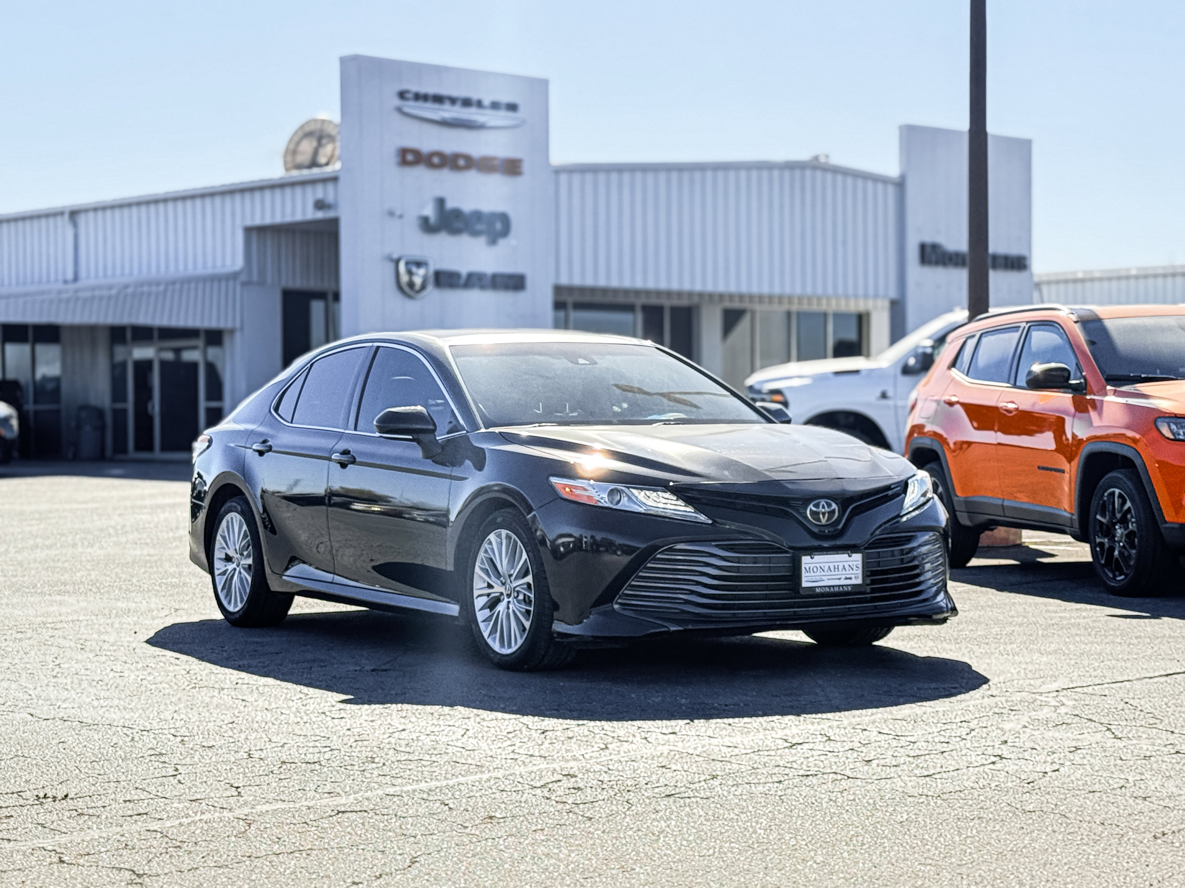Used 2018 Toyota Camry XLE image 3