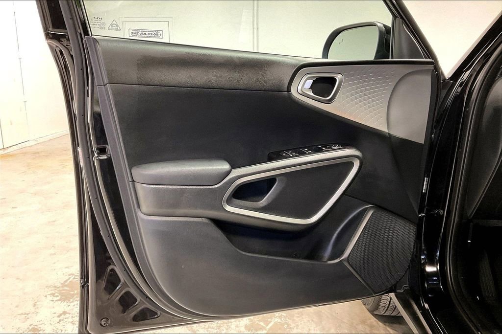 Used 2025 Kia Soul LX FWD image 20