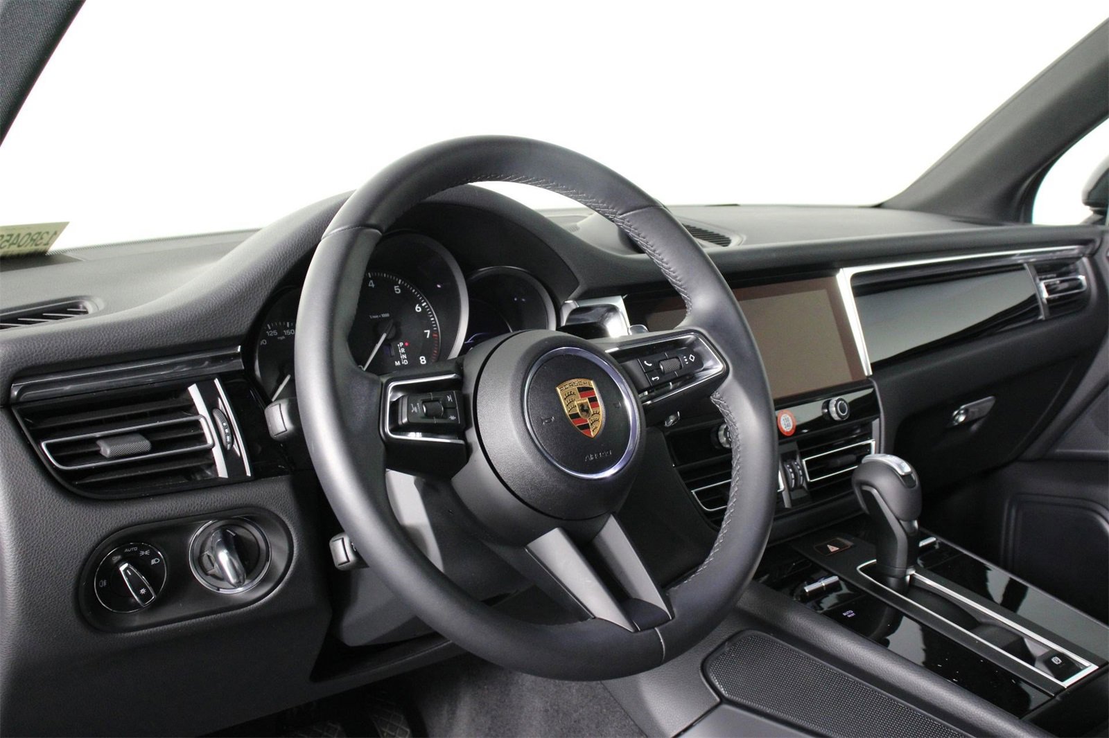 Used 2025 Porsche Macan image 4