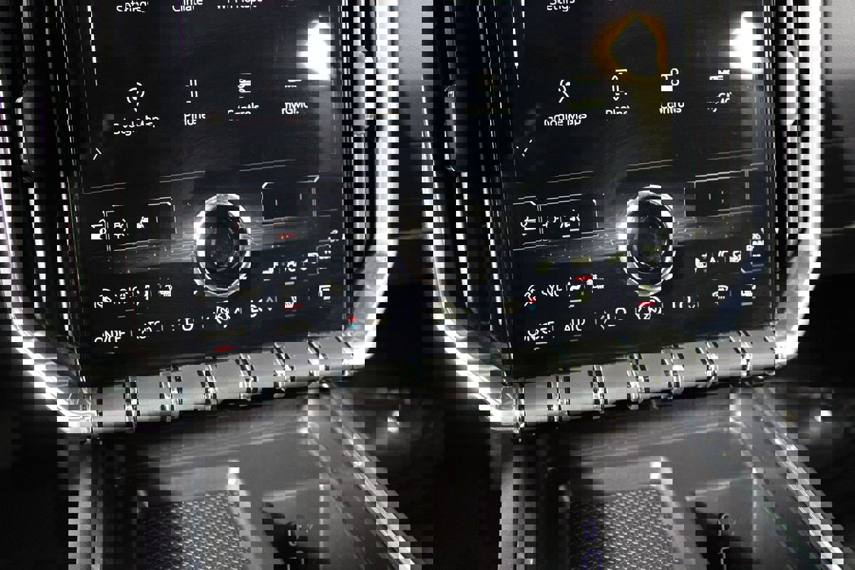 Used 2025 GMC Acadia Elevation image 15