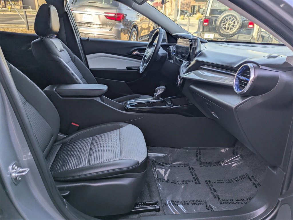 Used 2025 Chevrolet Trax LT w/ LT Convenience Package image 31