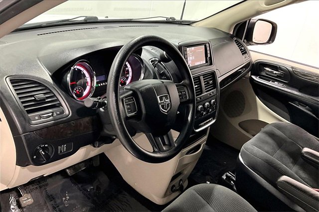 Used 2019 Dodge Grand Caravan SE w/ UConnect Hands-Free Group image 17