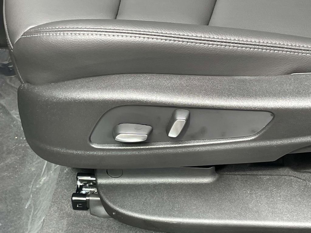 New 2025 Cadillac XT6 Luxury image 22