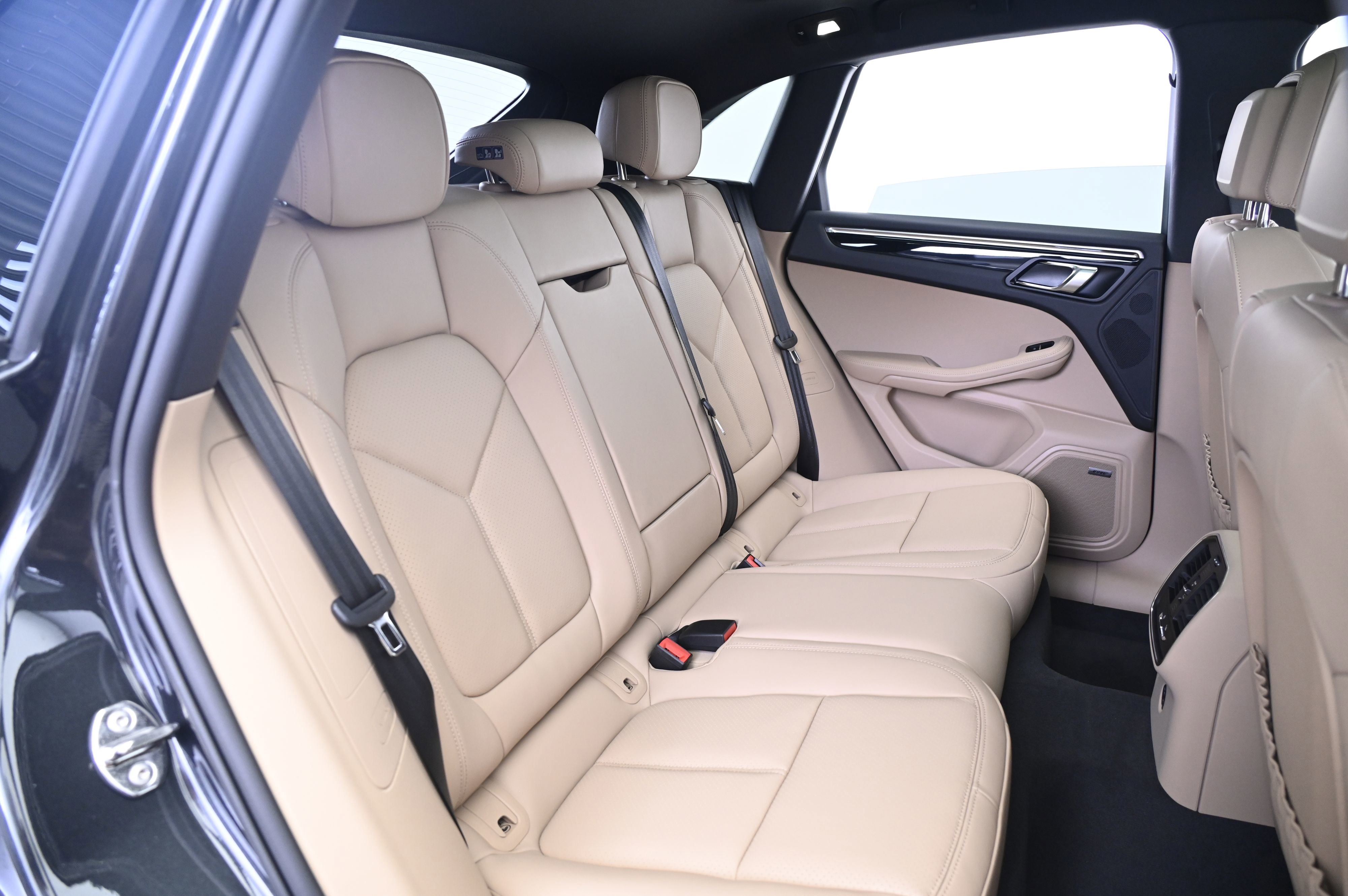 Certified 2025 Porsche Macan image 19