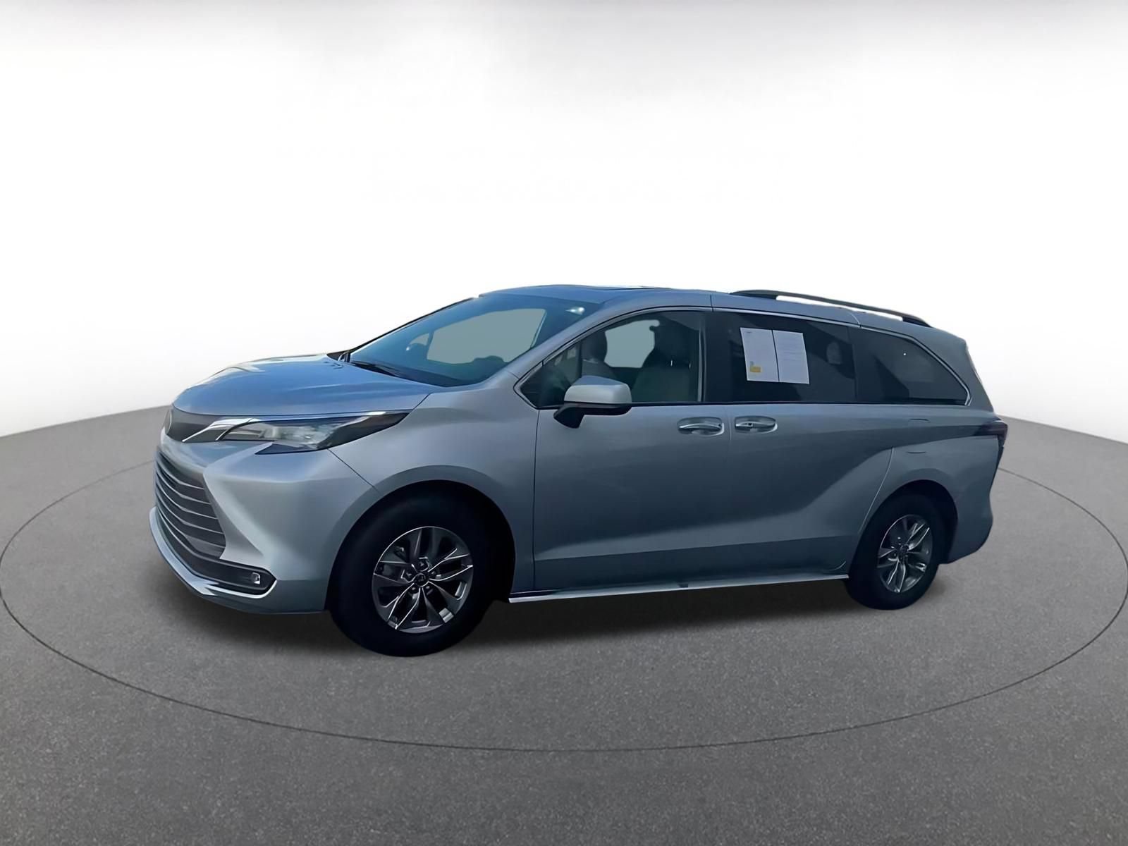 Used 2025 Toyota Sienna XLE FWD image 8