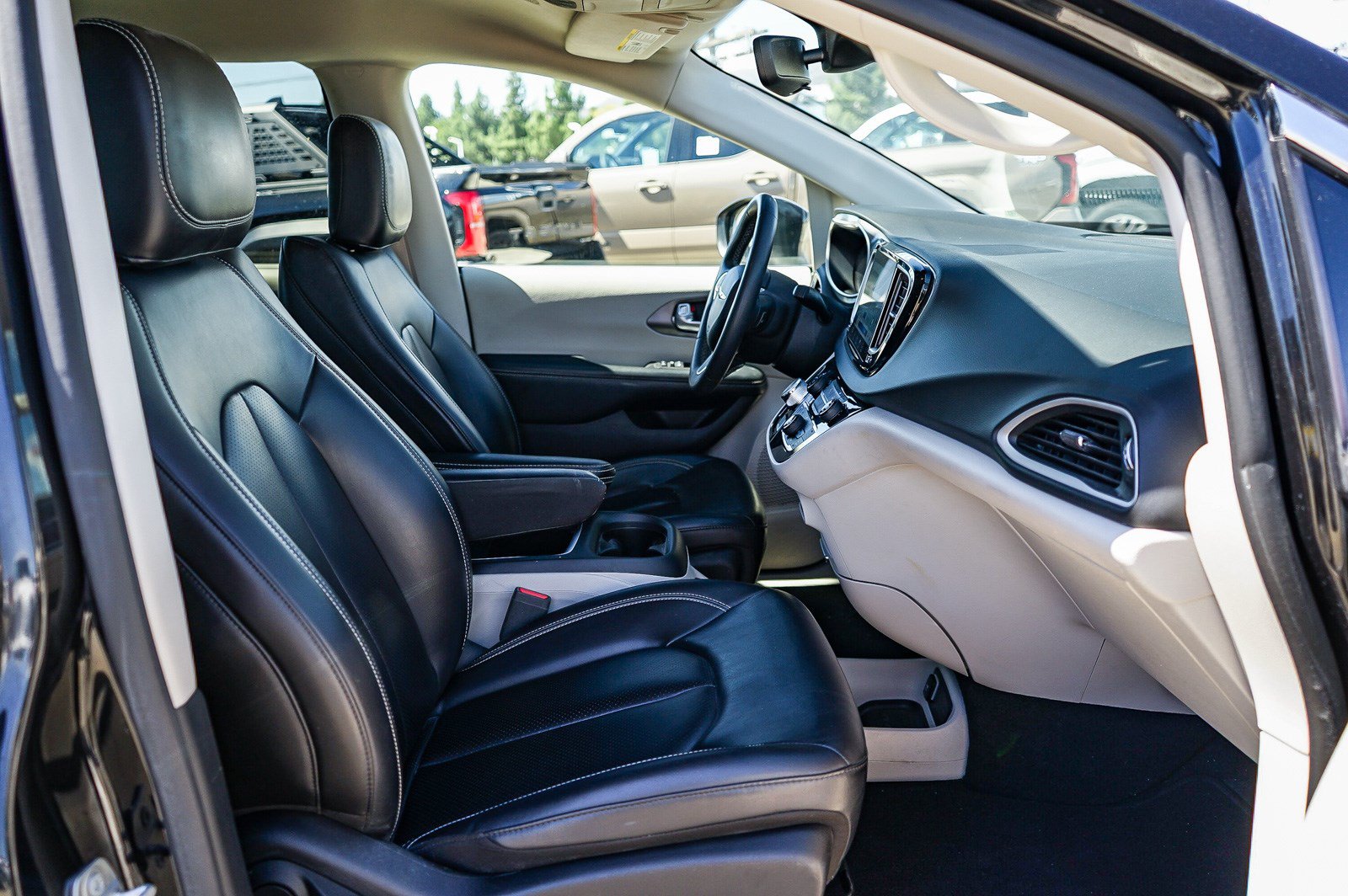 Used 2023 Chrysler Pacifica Touring-L FWD image 16
