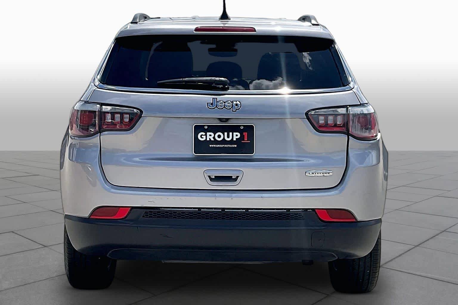 Used 2019 Jeep Compass Latitude w/ Cold Weather Group FWD image 5