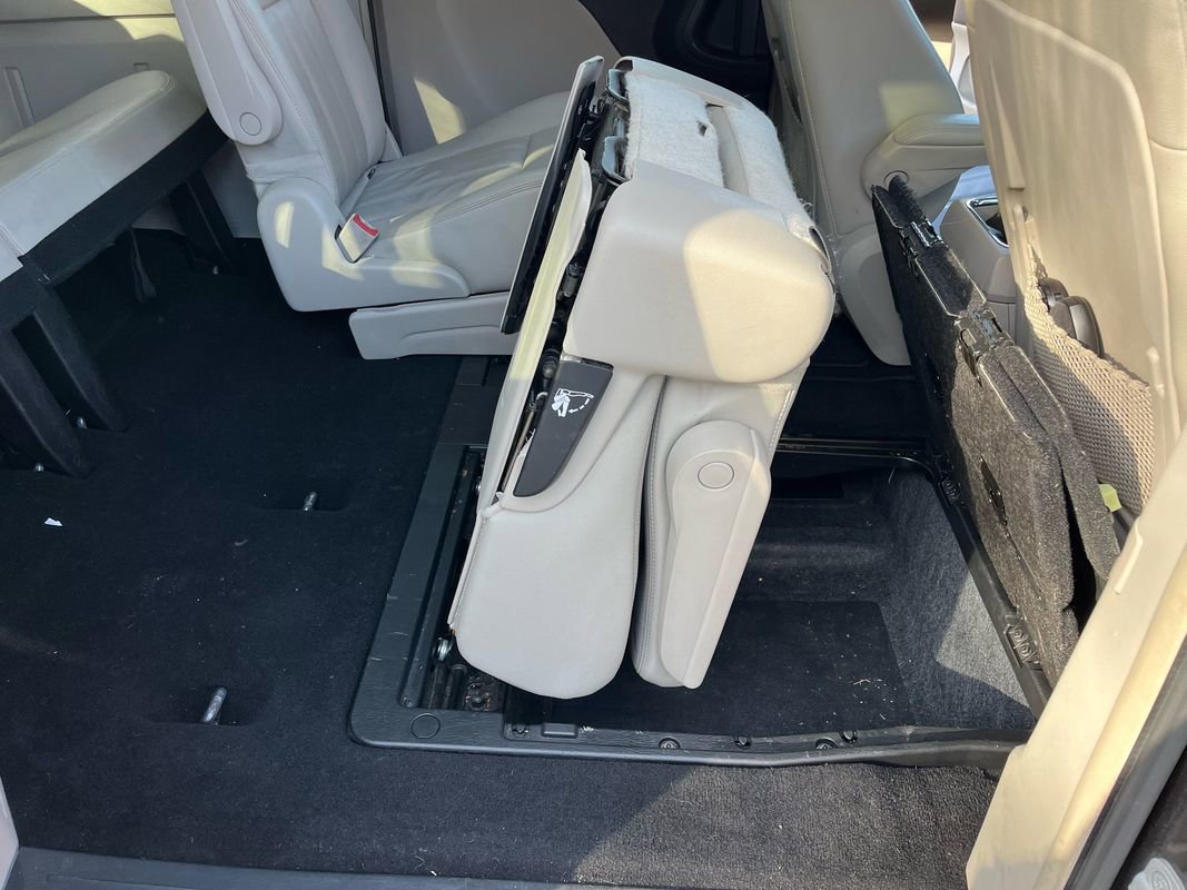 Used 2016 Chrysler Town & Country Touring image 16