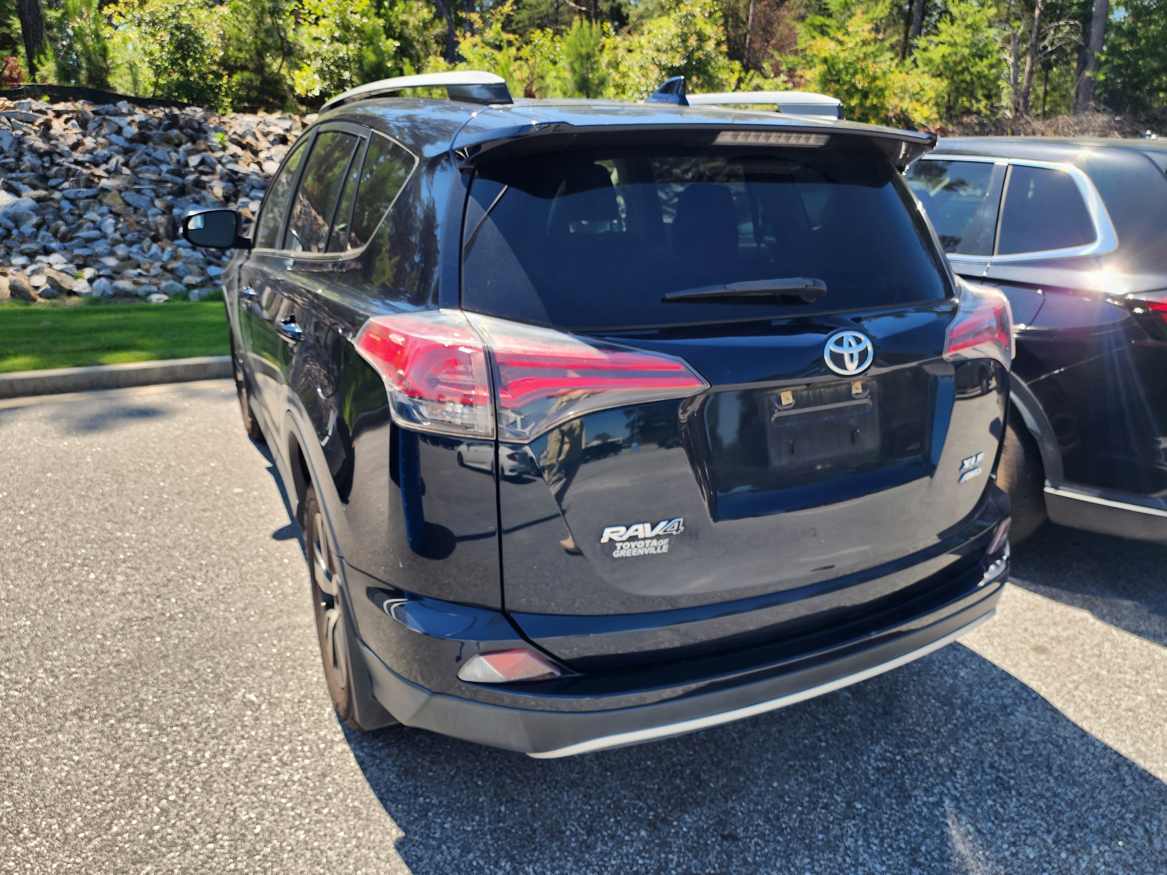 Used 2017 Toyota RAV4 XLE AWD/4WD image 4