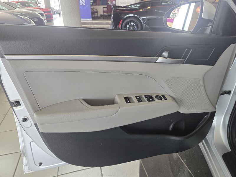 Used 2017 Hyundai Elantra SE FWD image 7
