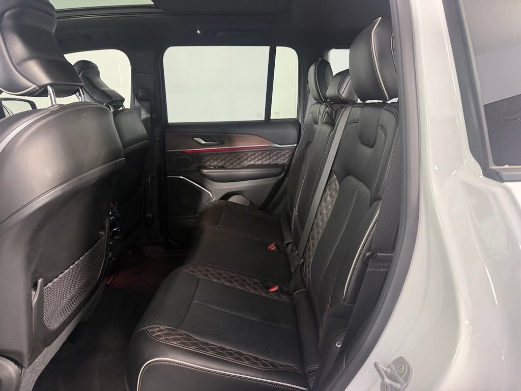 Used 2025 Jeep Grand Cherokee Summit w/ Obsidian Package AWD/4WD image 17