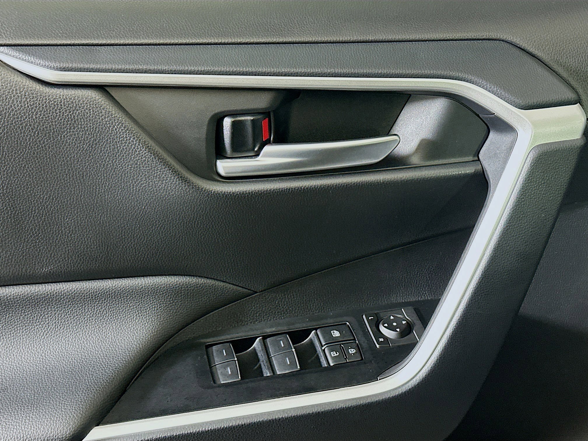 Used 2025 Toyota RAV4 XLE image 15