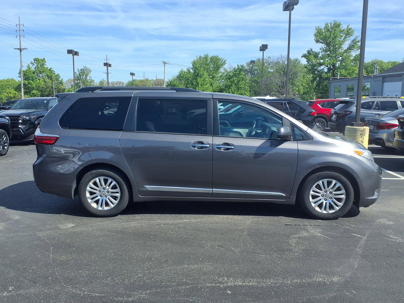 Used 2017 Toyota Sienna XLE Premium FWD image 2