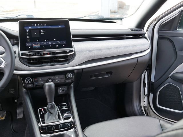 Used 2024 Jeep Compass Latitude image 23