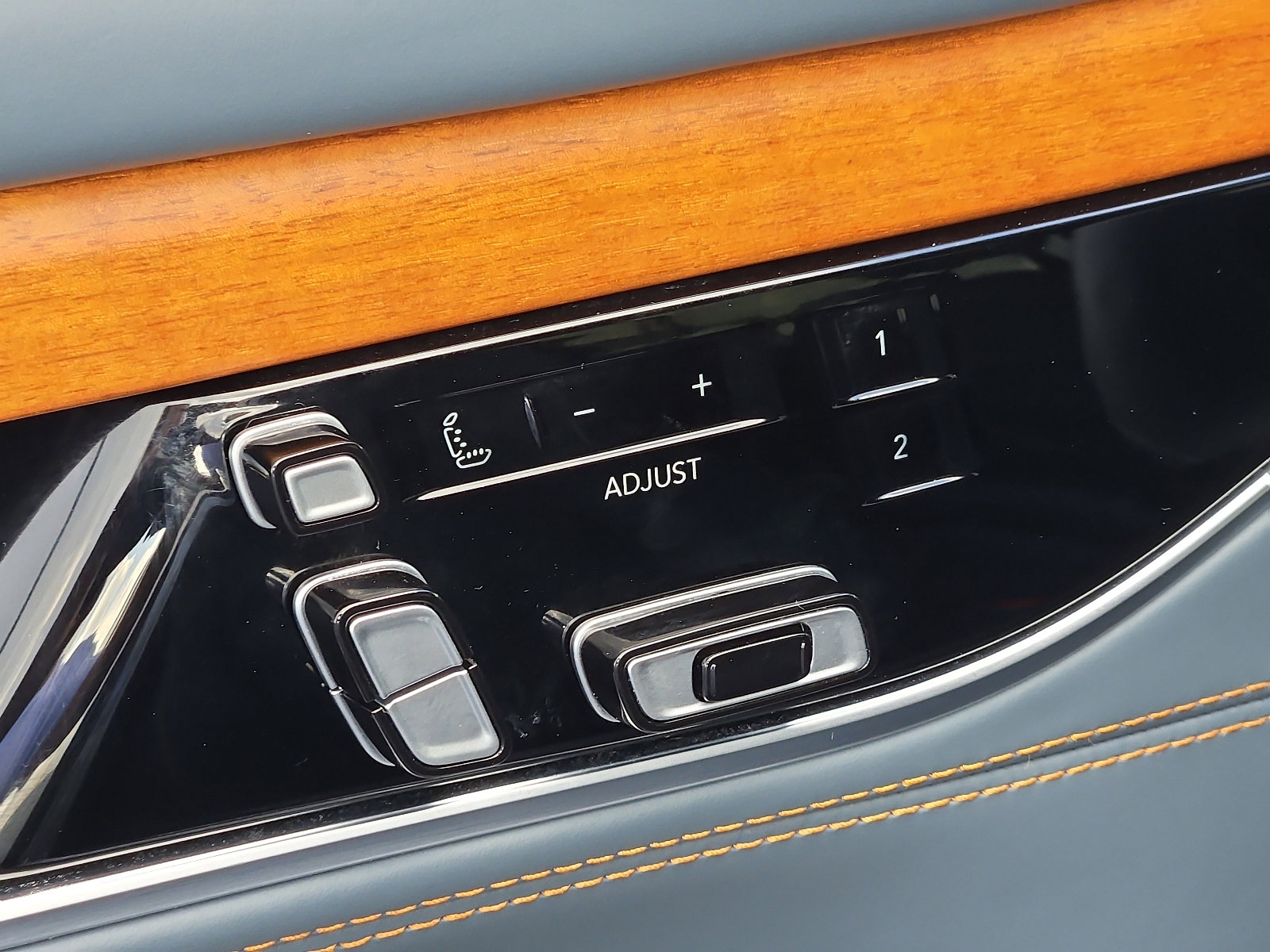 Used 2023 Jeep Grand Wagoneer L Series III w/ HD Trailer Tow Package image 9