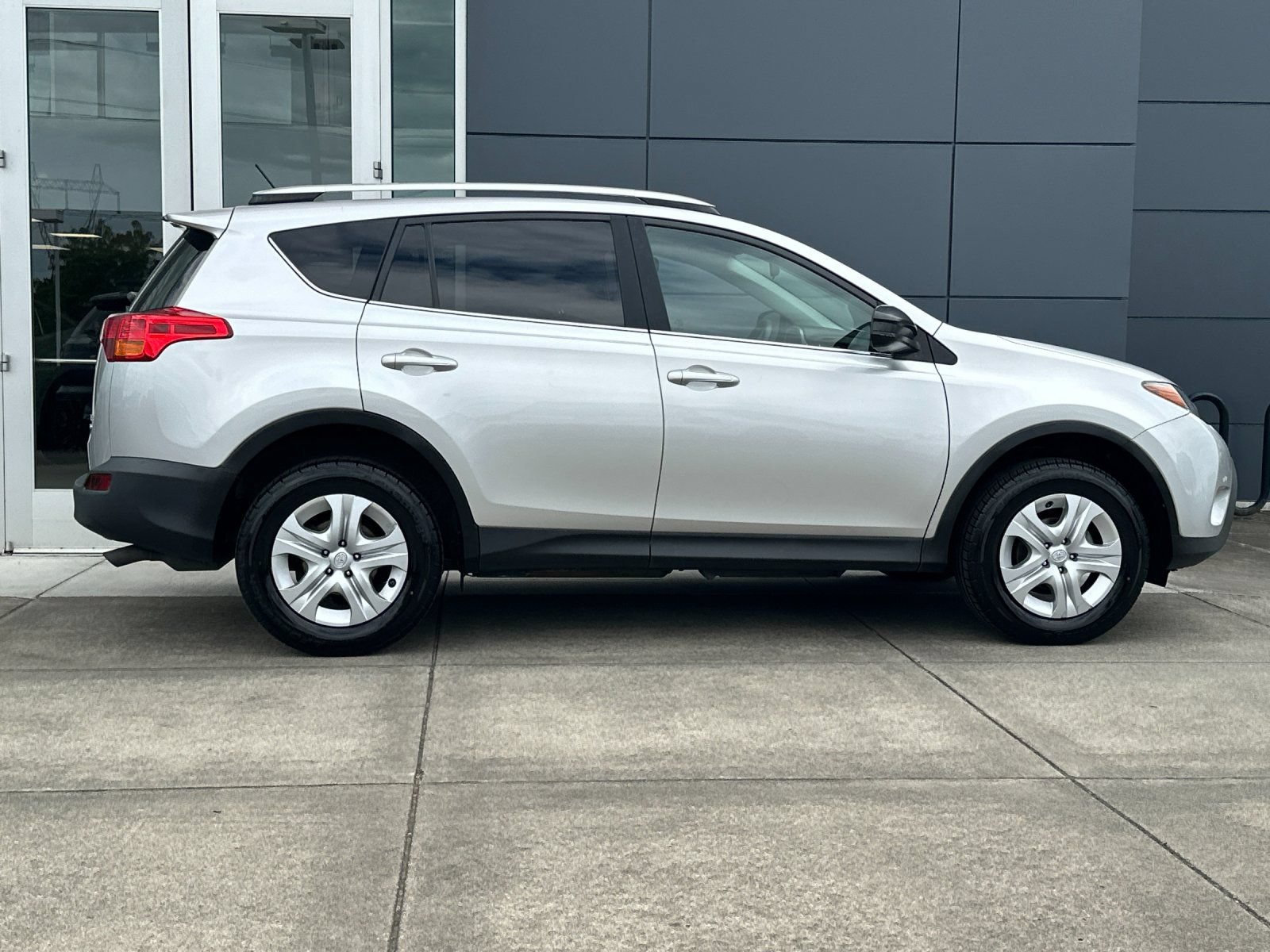 Used 2013 Toyota RAV4 LE AWD/4WD image 2