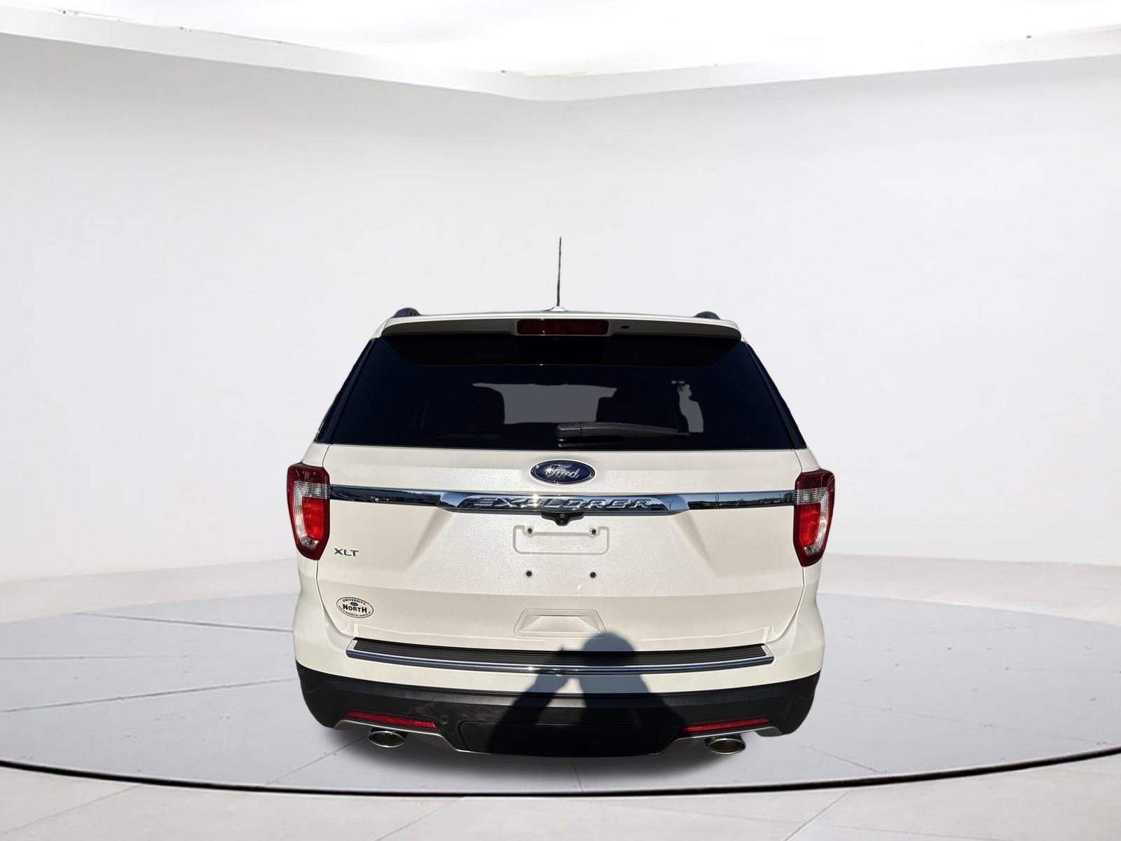 Used 2018 Ford Explorer XLT w/ Equipment Group 202A image 6