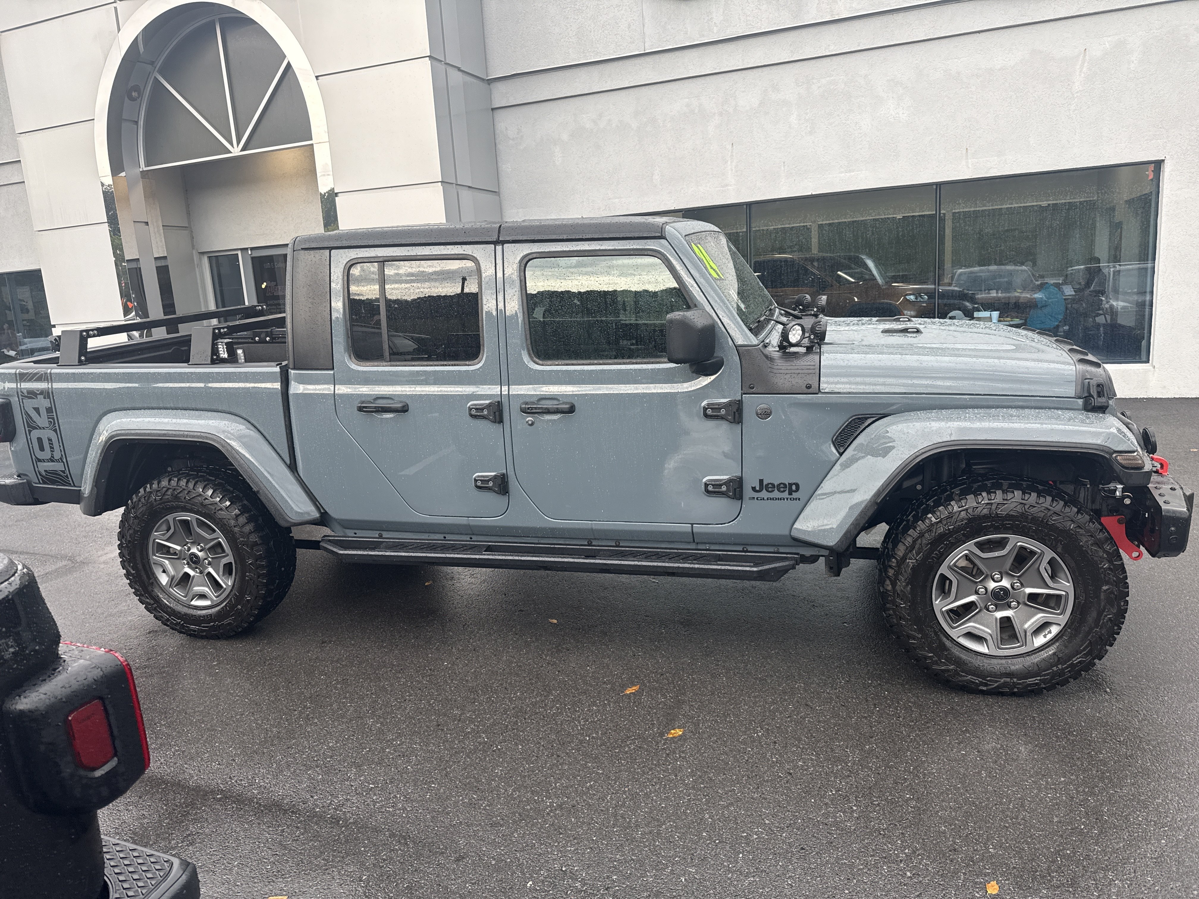 Used 2024 Jeep Gladiator Sport AWD/4WD image 2