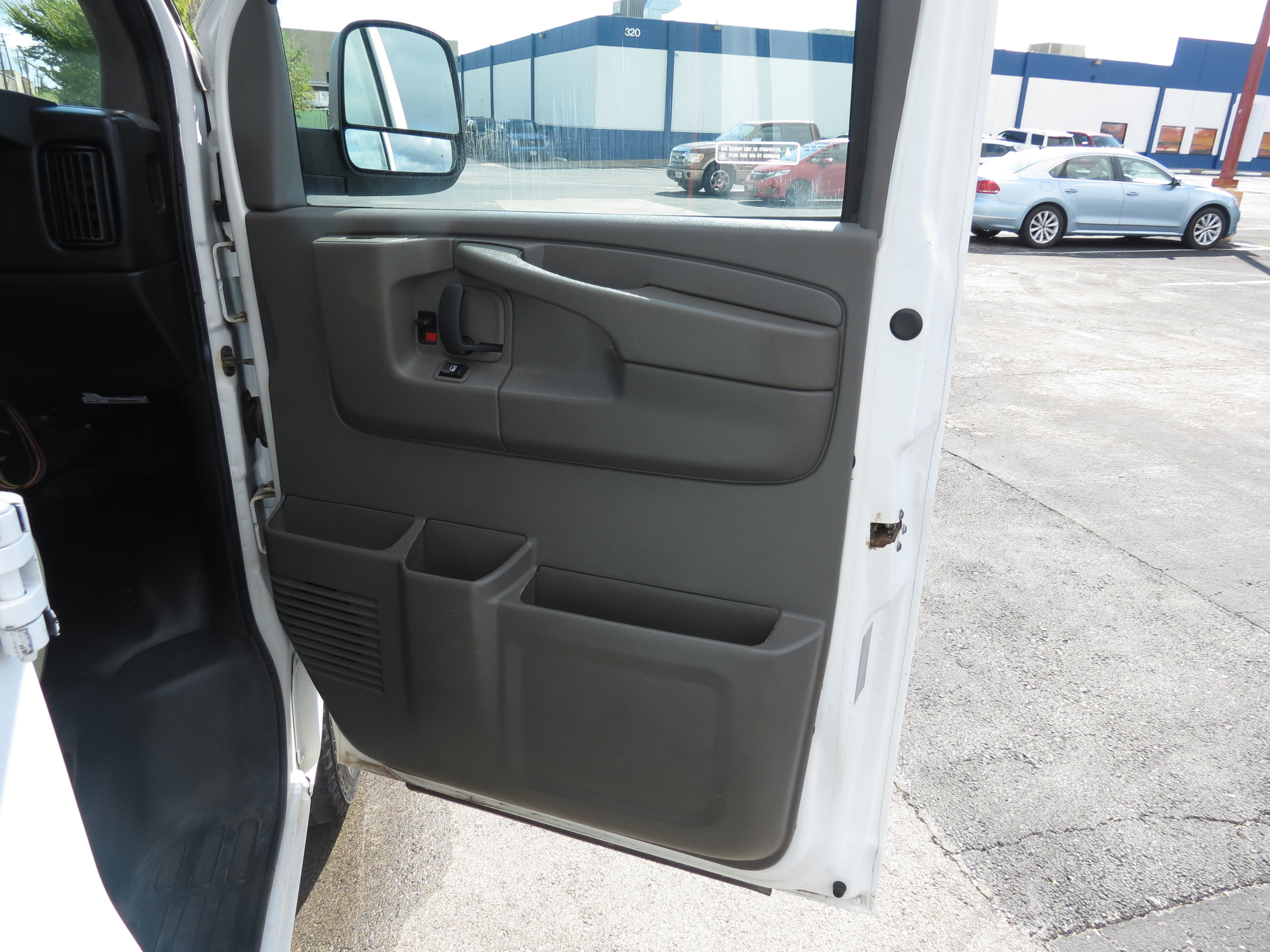 Used 2015 Chevrolet Express 2500 RWD image 22