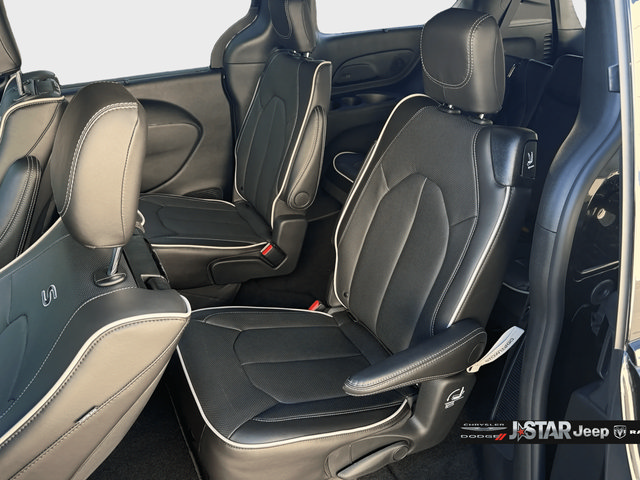 New 2026 Chrysler Pacifica Limited w/ Uconnect Theater Family Group FWD image 15