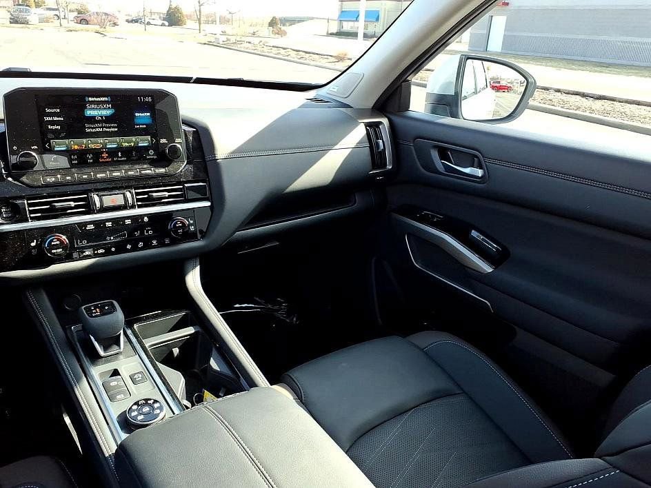 Used 2025 Nissan Pathfinder Platinum w/ Lighting Package (N92) image 23