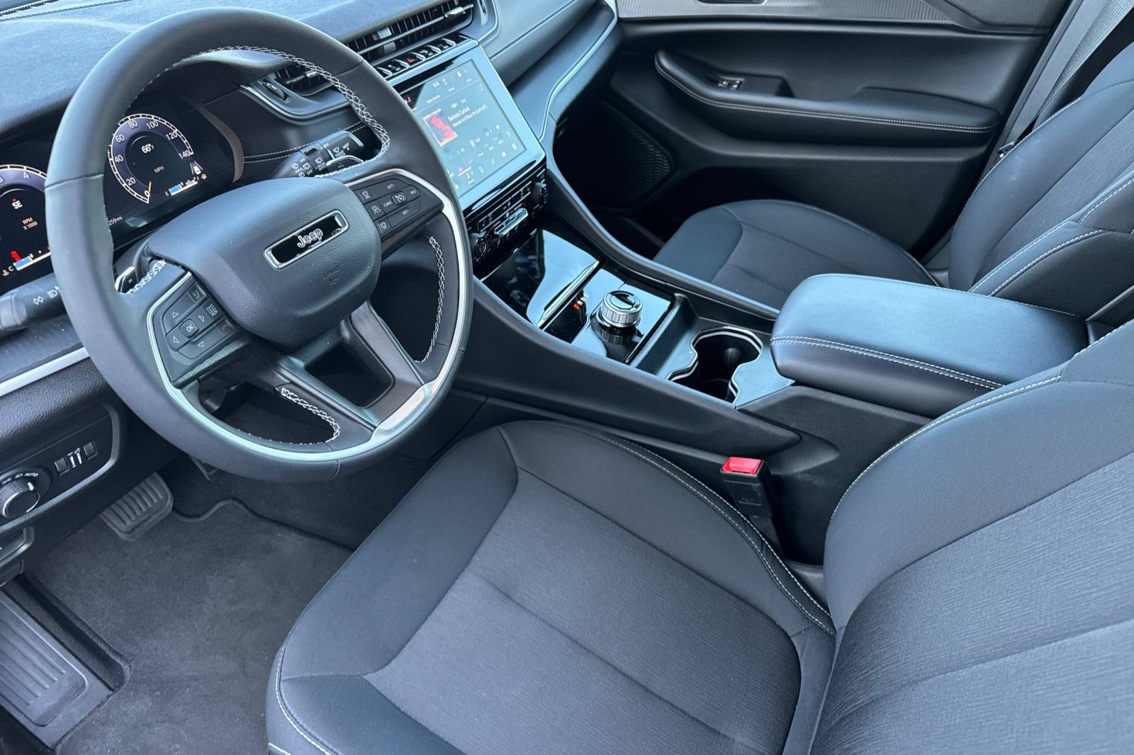 Used 2025 Jeep Grand Cherokee Laredo X w/ Luxury Tech Group I RWD image 10