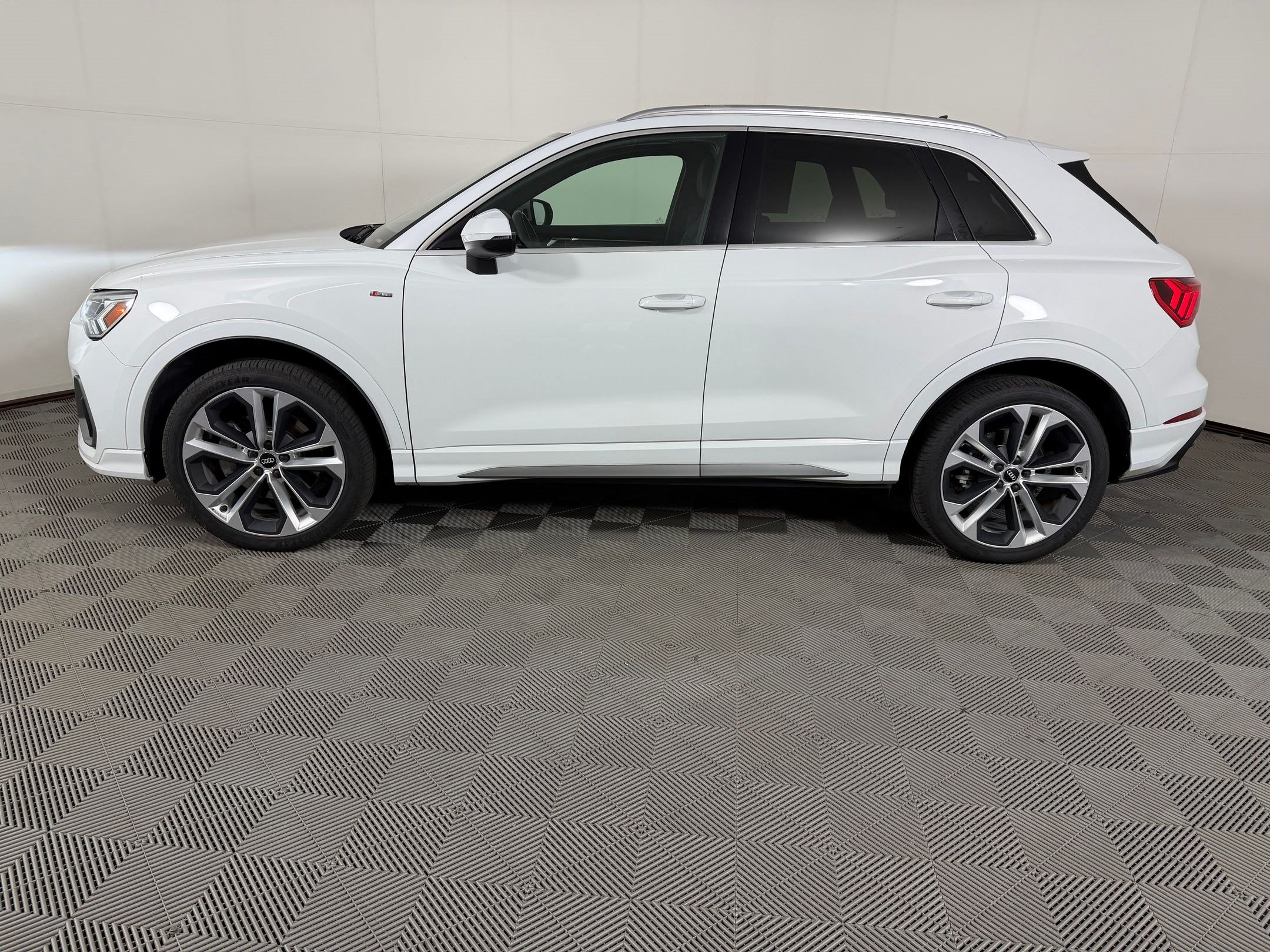 Used 2020 Audi Q3 2.0T Premium Plus AWD/4WD image 2