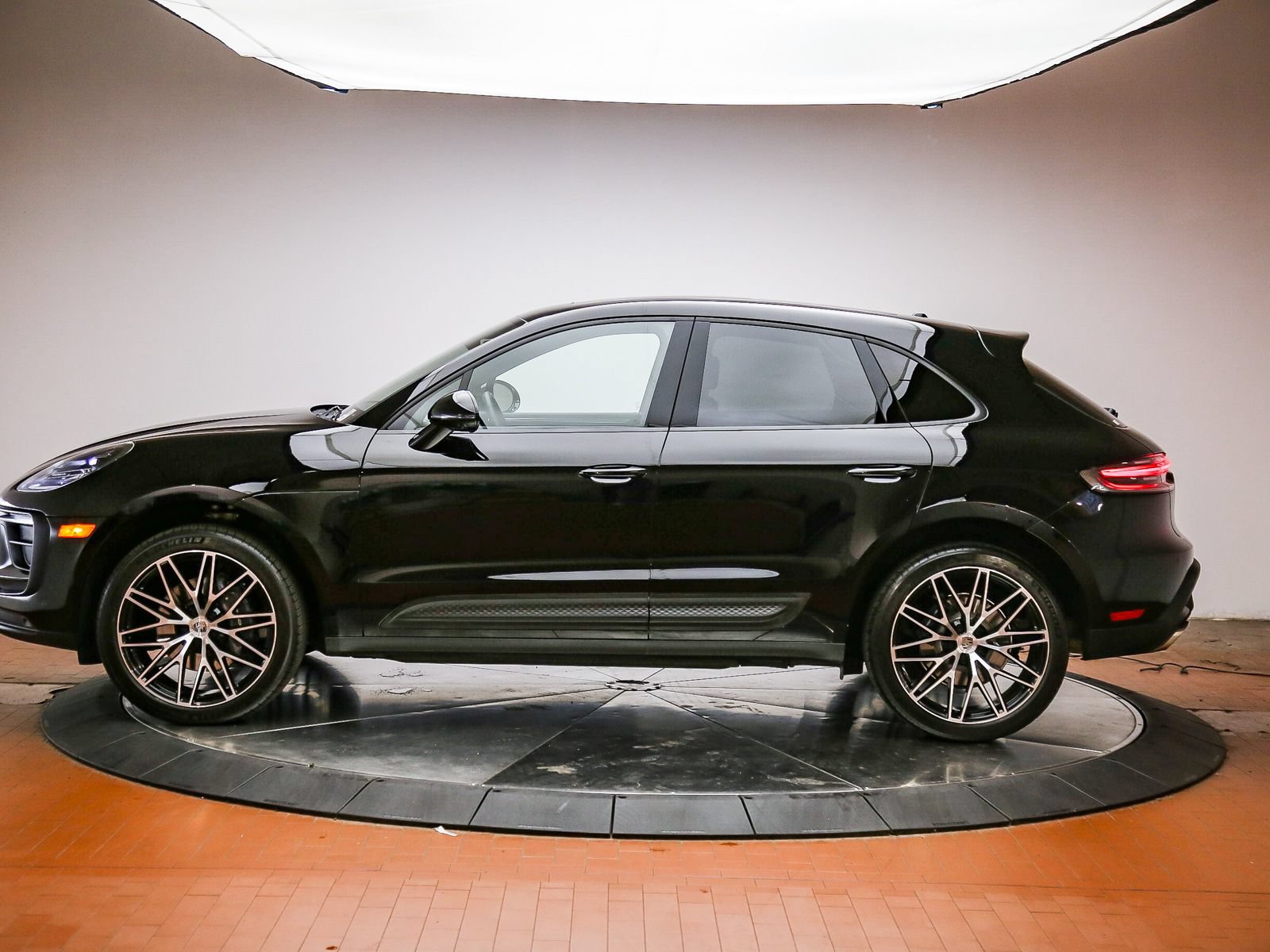 Certified 2026 Porsche Macan AWD/4WD image 2