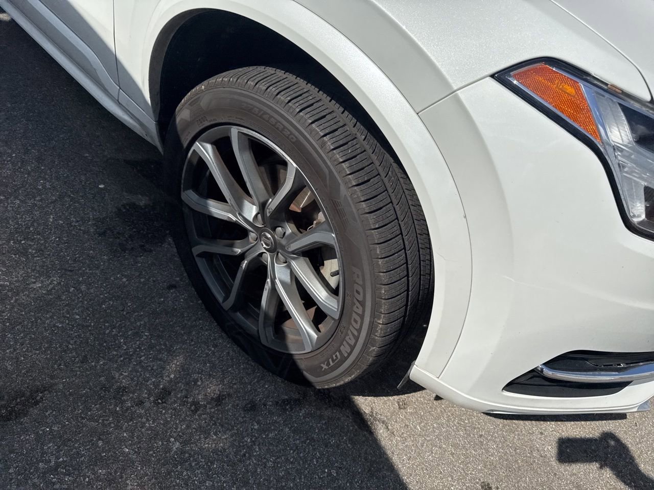 Used 2019 Volvo XC90 T5 Momentum w/ Multimedia Package image 4