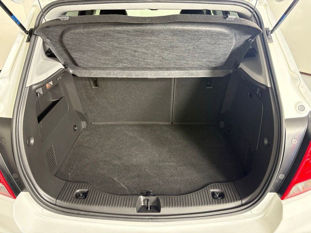 Used 2022 Chevrolet Trax LT w/ LT Convenience Package image 21