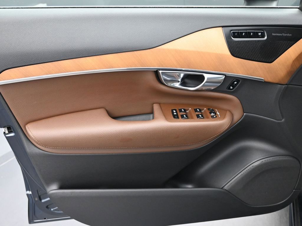 Certified 2022 Volvo XC90 T6 Momentum image 5