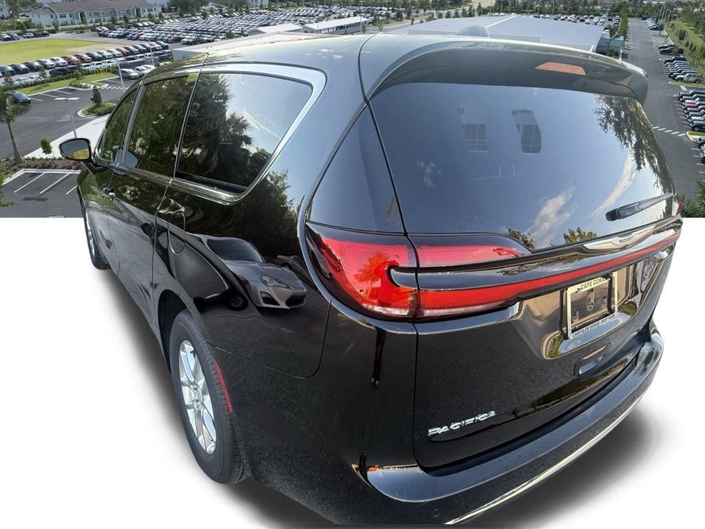 New 2026 Chrysler Pacifica Select image 6