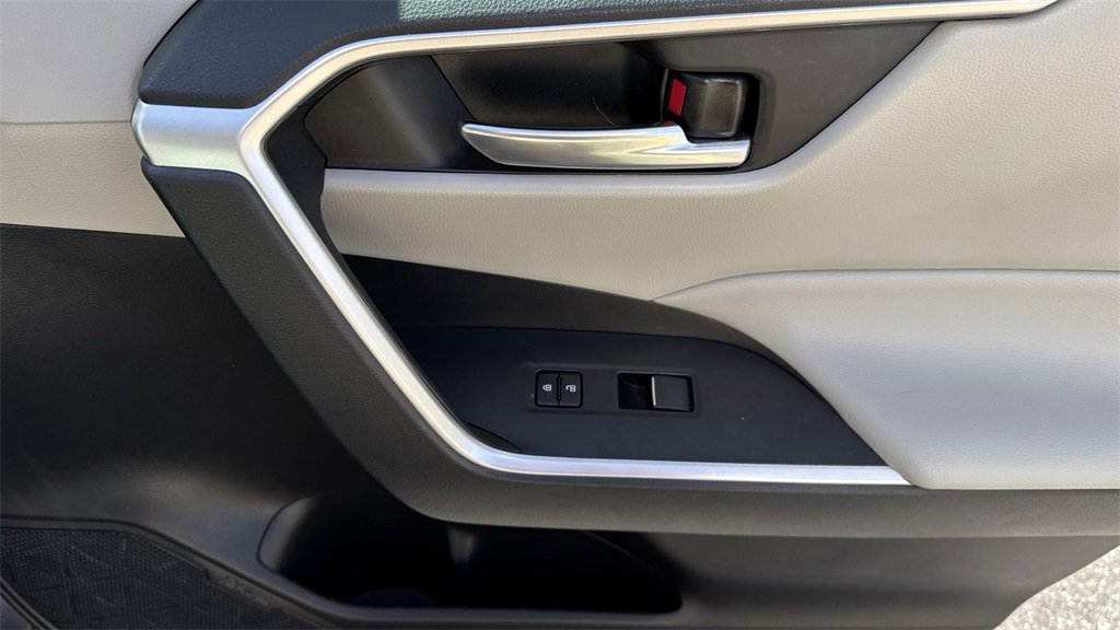 Used 2021 Toyota RAV4 XLE Premium image 45