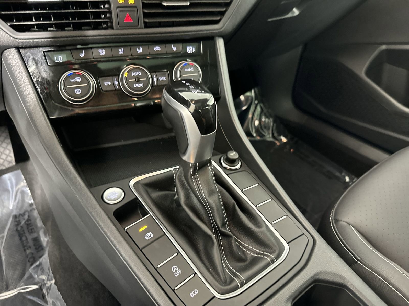 Used 2023 Volkswagen Jetta SE w/ Panoramic Sunroof Package image 17