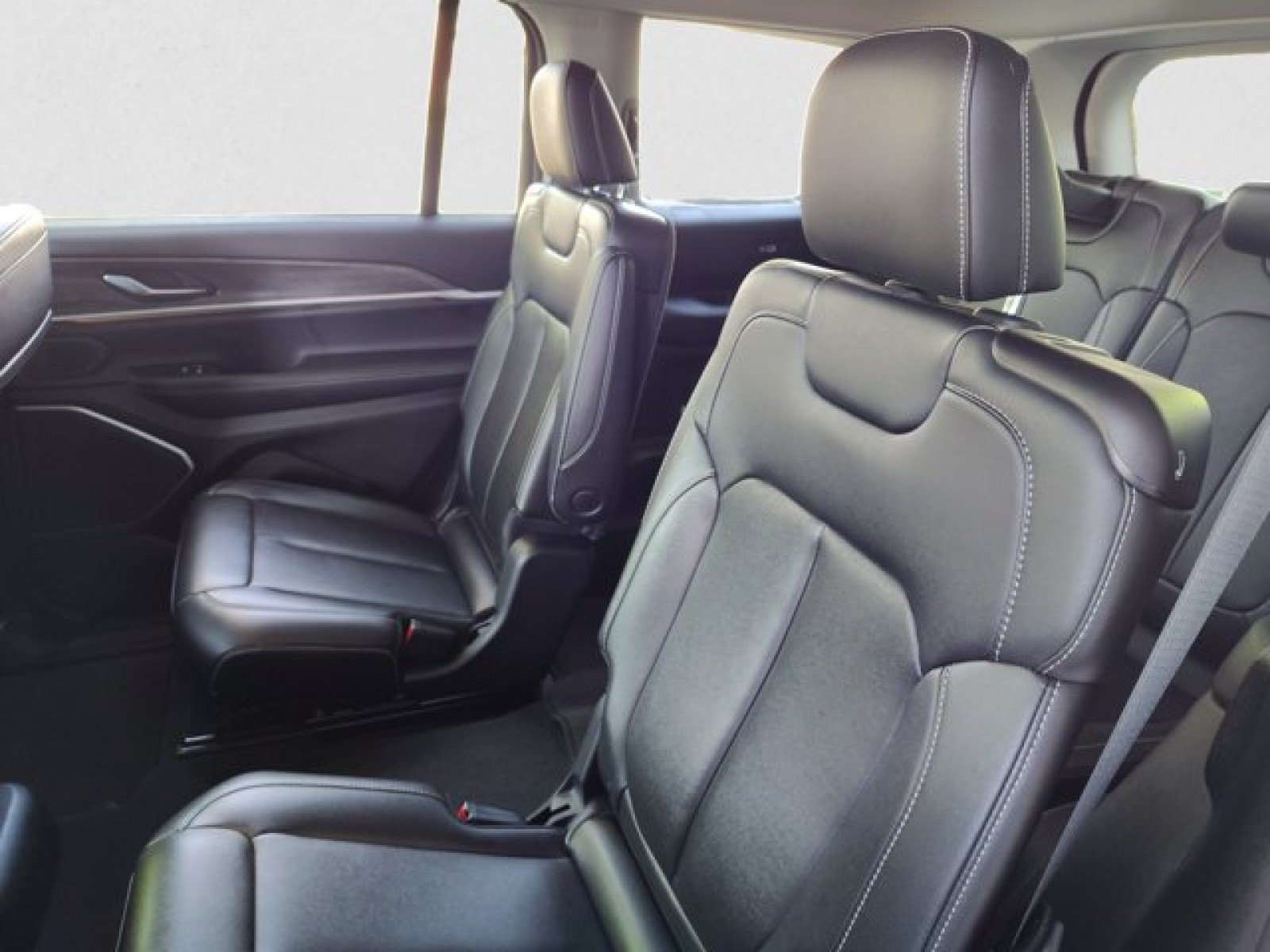 Used 2024 Jeep Grand Cherokee L Limited RWD image 18