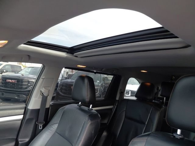 Used 2019 Toyota Highlander XLE FWD image 23