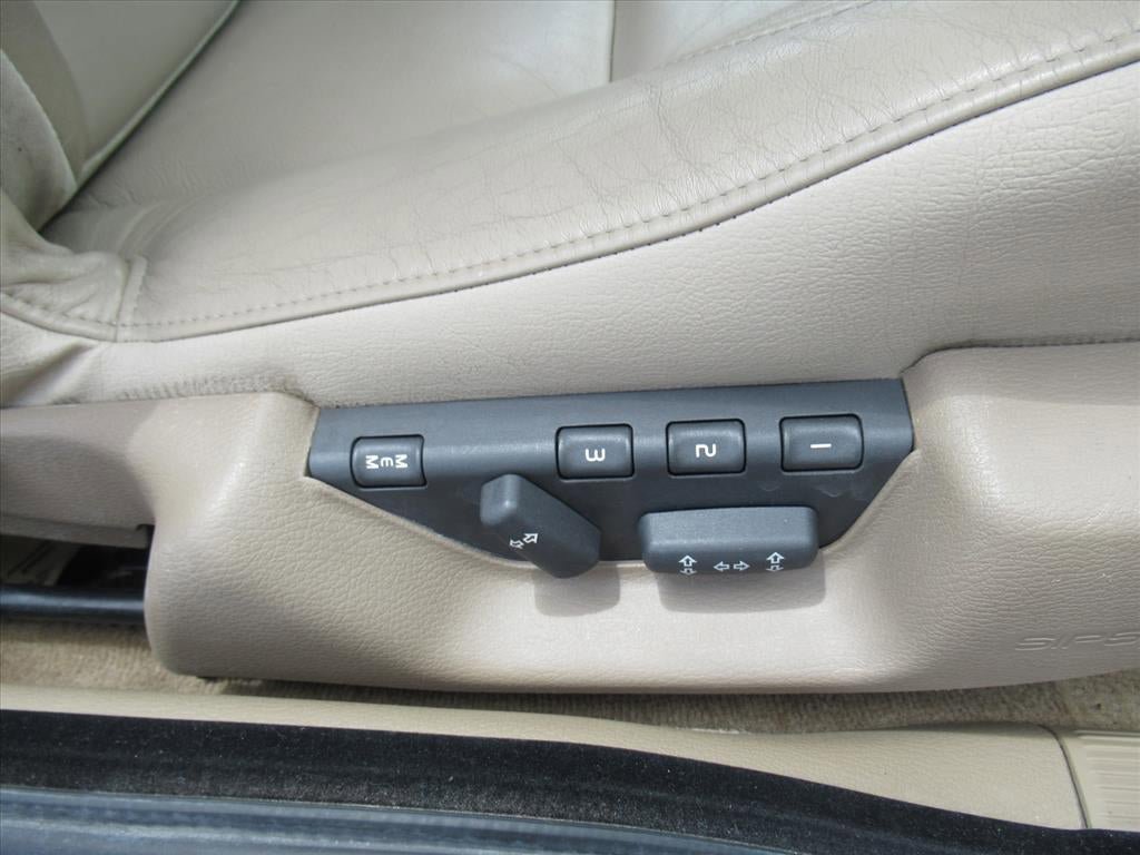 Used 2004 Volvo C70 HT FWD image 13