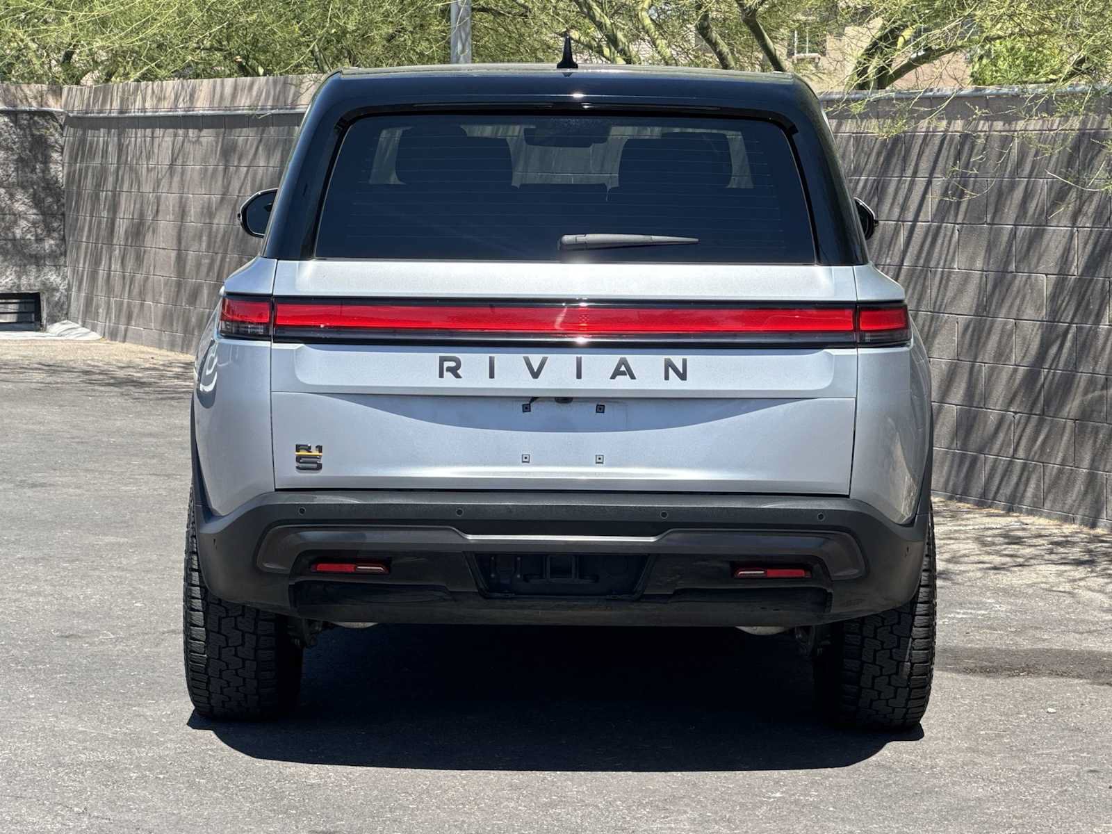 Used 2025 Rivian R1S Premium AWD/4WD image 7